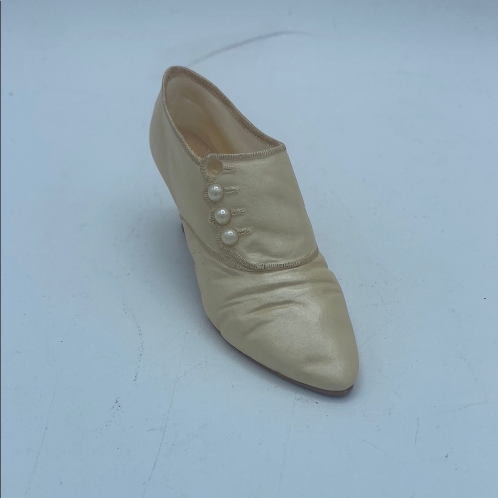 Just the Right Shoe Sweet Elegance cream color pump miniature shoe decor READ